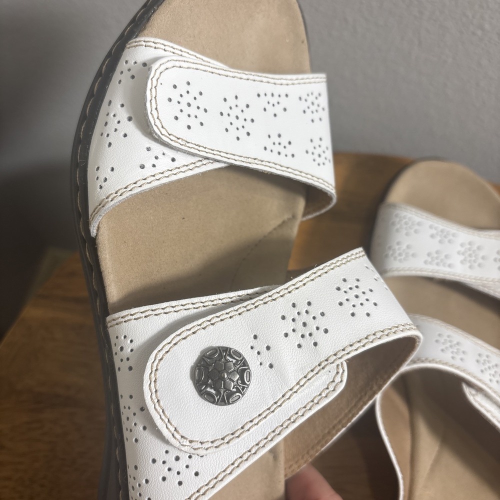 Clarks‎ Womens Leisa Lacole Sandal Size 9 M White Leather Slide Adjustable Shoe - Picture 3 of 8